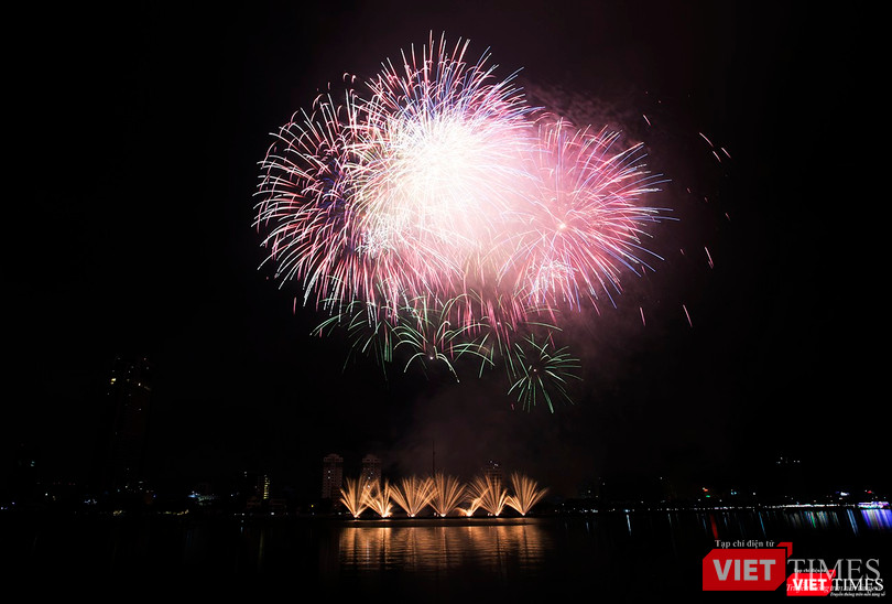Pháo hoa Đà Nẵng 2018: Mãn nhãn “Bức họa Huyền thoại của những cây cầu” ảnh 12