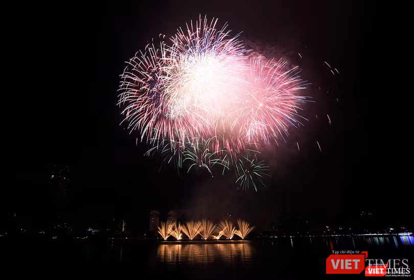 Pháo hoa Đà Nẵng 2018: Mãn nhãn “Bức họa Huyền thoại của những cây cầu” ảnh 12