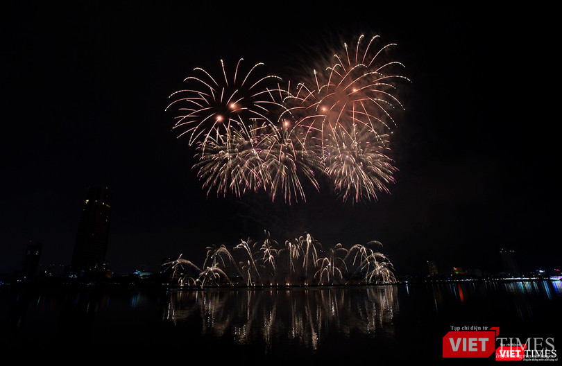 Pháo hoa Đà Nẵng 2018: Mãn nhãn “Bức họa Huyền thoại của những cây cầu” ảnh 26