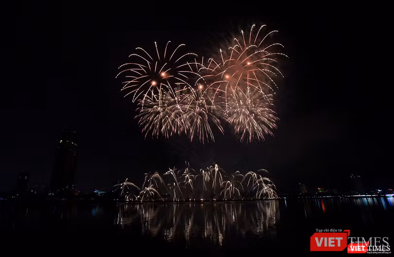 Pháo hoa Đà Nẵng 2018: Mãn nhãn “Bức họa Huyền thoại của những cây cầu” ảnh 26