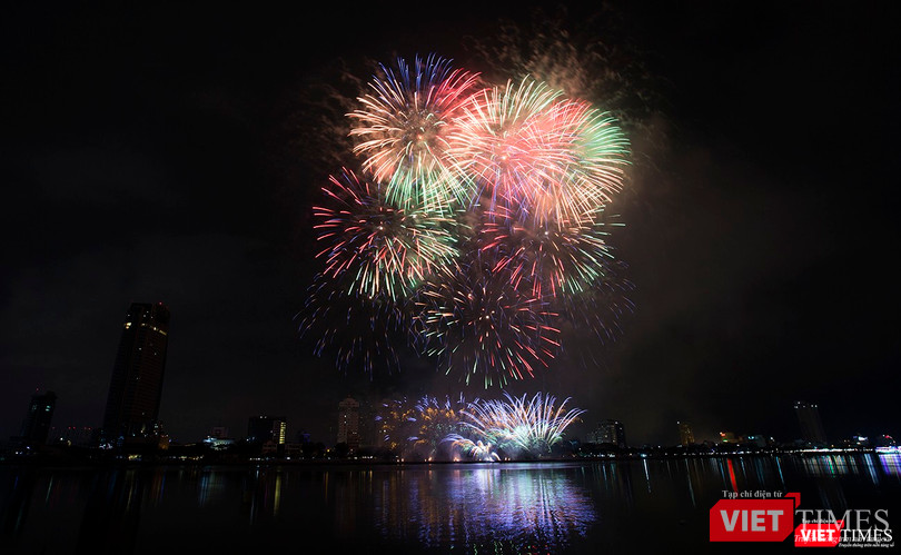 Pháo hoa Đà Nẵng 2018: Mãn nhãn “Bức họa Huyền thoại của những cây cầu” ảnh 17