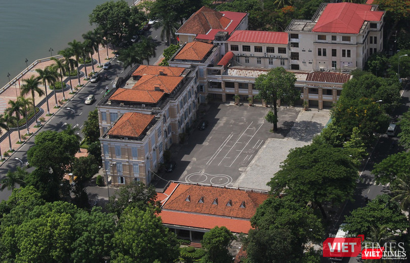 Chánh Văn phòng HĐND TP Đà Nẵng. Ông Đoàn Xuân Hiếu vi phạm, khuyết điểm trong việc tham mưu, đề xuất Thường trực Thành ủy thống nhất chủ trương cho chỉ định thầu đối với công trình Hội trường HĐND TP, vi phạm Luật Đấu thầu 2013.