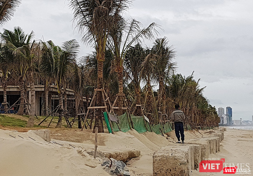 Phần vi phạm chỉ giới phạm vi 50m bãi cát tại khu resort này buộc phải tháo dỡ.