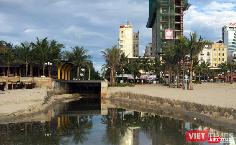 Du lịch Đà Nẵng đang đối mặt với ô nhiễm bãi biển nghiêm trọng do nước thải xả ra ngoài