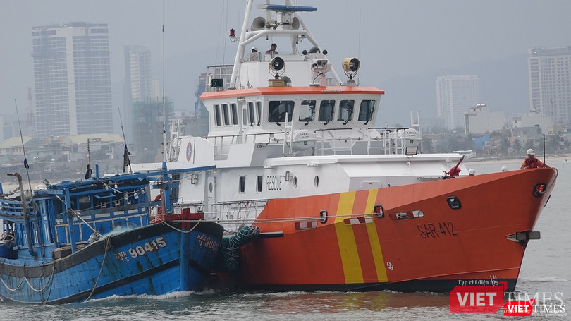 Đến 12h00 ngày 16/1, toàn bộ 11 ngư dân và tàu ĐNa 90415 TS đã được cứu hộ và lai dắt về đến Đà Nẵng an toàn sau 6 tiếng trôi tự do trên biển động.