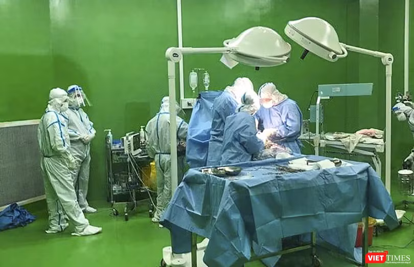 Các bác sĩ thực hiện ca mổ bắt con đối với sản phụ mắc COVID-19 đang điều trị tại Bệnh viện dã chiến Hòa Vang.