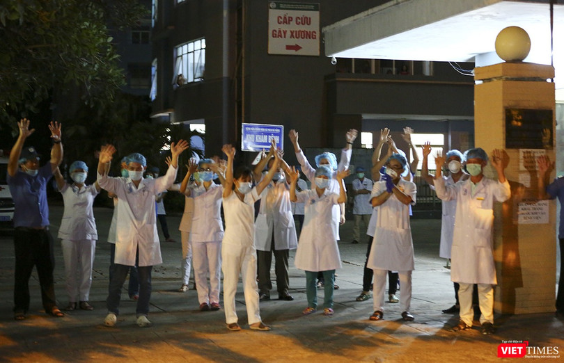 Các y bác sỹ Bệnh viện Chỉnh hình - Phục hồi chức năng Đà Nẵng vui mừng khi lệnh phong tỏa được tháo dỡ