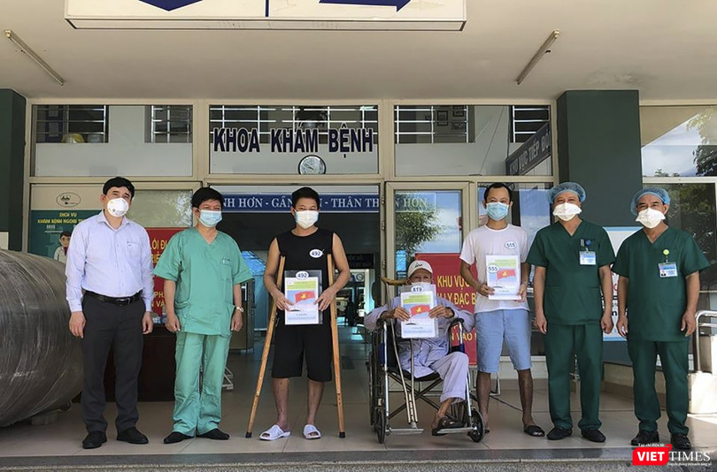 Các bệnh nhân mắc COVID-19 điều trị tại Bệnh viện da chiến Hòa Vang (Đà Nẵng) tại buổi xuất viện