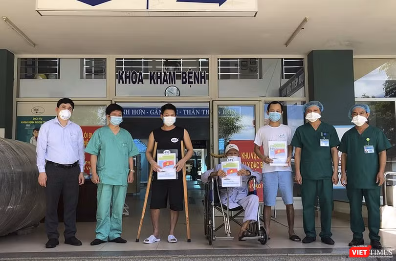 Các bệnh nhân mắc COVID-19 điều trị tại Bệnh viện da chiến Hòa Vang (Đà Nẵng) tại buổi xuất viện