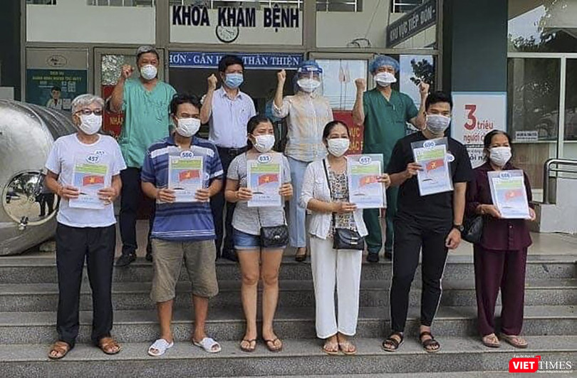 Các bệnh nhân được điều trị khỏi COVID-19 được Bệnh viện dã chiến Hòa Vang (Đà Nẵng) cho xuất viện vào chiều 18/8