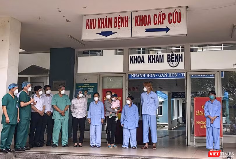 Các bệnh nhân mắc COVID-19 ở Đà Nẵng được điều trị khỏi bệnh tại buổi xuất viện