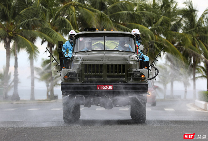 Lực lượng quân đội phun thuốc khử khuẩn trên các tuyến phố ở quận Sơn Trà (Đà Nẵng) để phòng dịch COVID-19