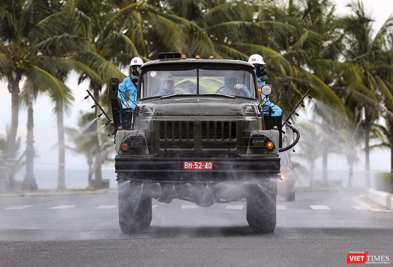 Lực lượng quân đội phun thuốc khử khuẩn trên các tuyến phố ở quận Sơn Trà (Đà Nẵng) để phòng dịch COVID-19
