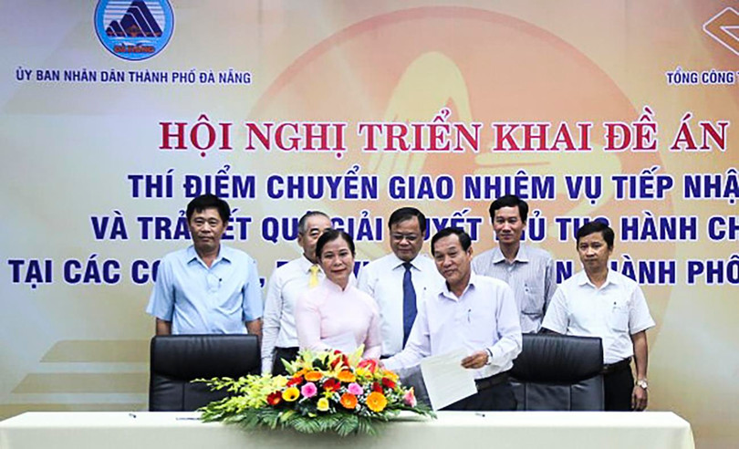 Đại diện các đơn vị và Bưu điện TP Đà Nẵng tại buổi ký kết thực hiện thí điểm Đề án (ảnh Ngô Huyền-danang.gov.vn)