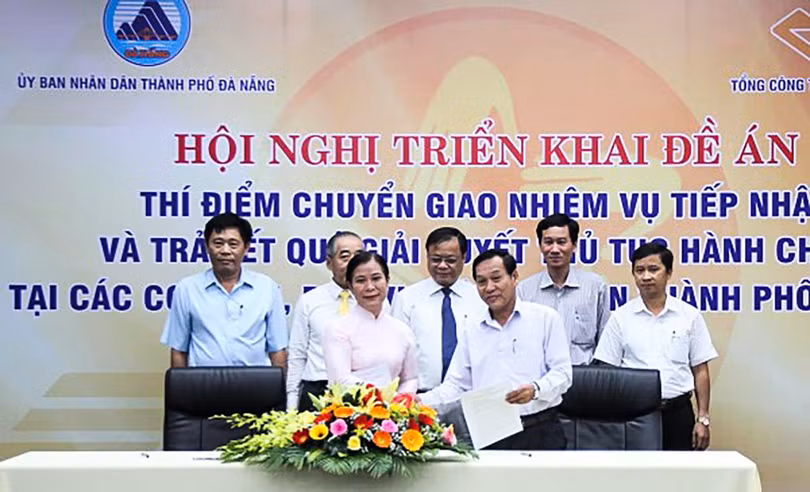 Đại diện các đơn vị và Bưu điện TP Đà Nẵng tại buổi ký kết thực hiện thí điểm Đề án (ảnh Ngô Huyền-danang.gov.vn)