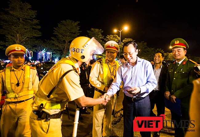 Bí thư Thành ủy Đà Nẵng đã đến thăm, động viên và lì xì cho lực lượng CSGT, CSTT làm việc tại điểm nút giao thông phía Tây cầu Rồng vào đêm 30 Tết Đinh Dậu