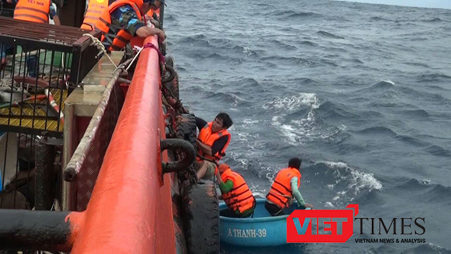 Tàu cá vỏ thép, bỏ mạng trên biển, ngư dân, Bình Định, BĐ 99939TS, sóng đánh chìm, VietTimes