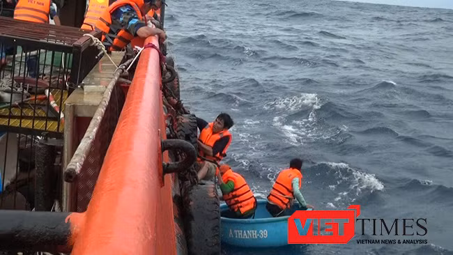 Tàu cá vỏ thép, bỏ mạng trên biển, ngư dân, Bình Định, BĐ 99939TS, sóng đánh chìm, VietTimes