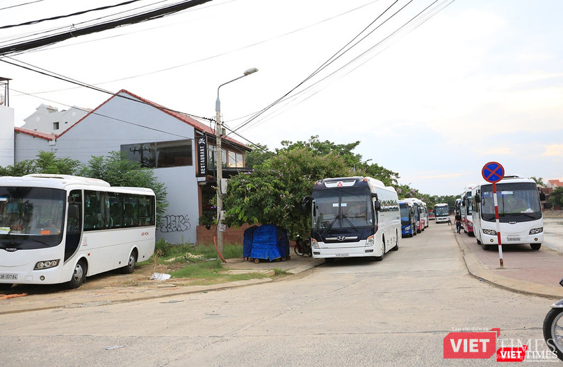 Bất chấp biển cấm, xe khách ở Hội An đậu cả lên vỉa hè