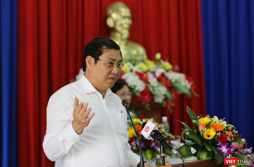 Ông Huỳnh Đức Thơ, Chủ tịch UBND TP Đà Nẵng tại Hội nghị tiếp xúc cử tri chuẩn bị cho Kỳ họp thứ 7, HĐND TP.Đà Nẵng khóa IX được tổ chức sáng ngày 1/6