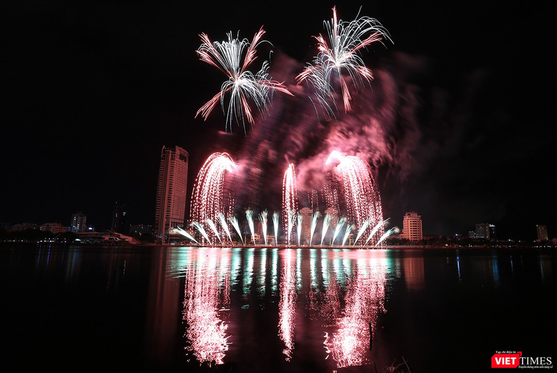 Tối ngày 9/6, sông Hàn (Đà Nẵng) lại sôi động với màn trình diễn pháo hoa của hai đội đến từ Bồ Đào Nha và Thụy Điển.