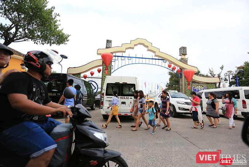 Hết lối trên vỉa hè, du khách kéo nhau đi bộ dưới lòng đường