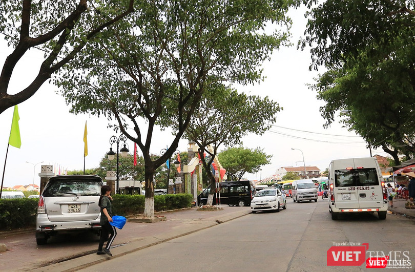 Xe đậu đỗ vô tổ chức, nhưng không thấy lực lượng chức năng chấn chỉnh