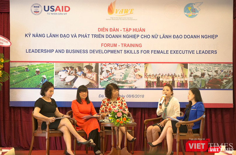 Nhóm tư vấn trao đổi và chia sẻ kinh nghiệm quản trị doanh nghiệp dành cho các nữ chủ doanh nghiệp khởi sự tại sự kiện