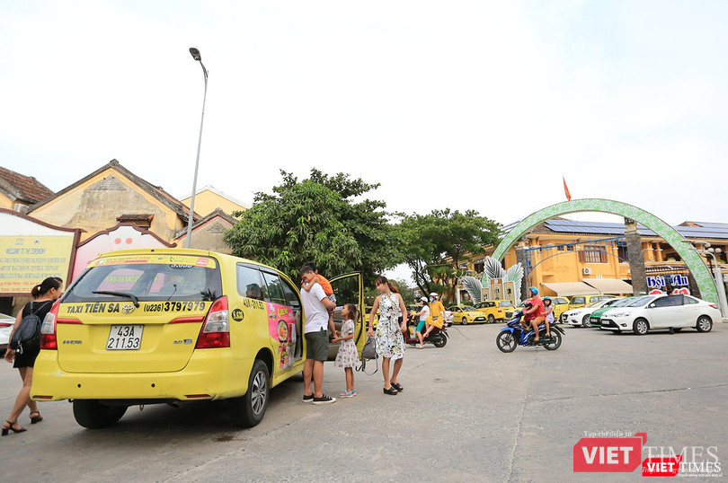 Thiếu chỗ đậu đỗ xe, khu vực Quảng trường Sông Hoài trở thành... bãi đỗ taxi