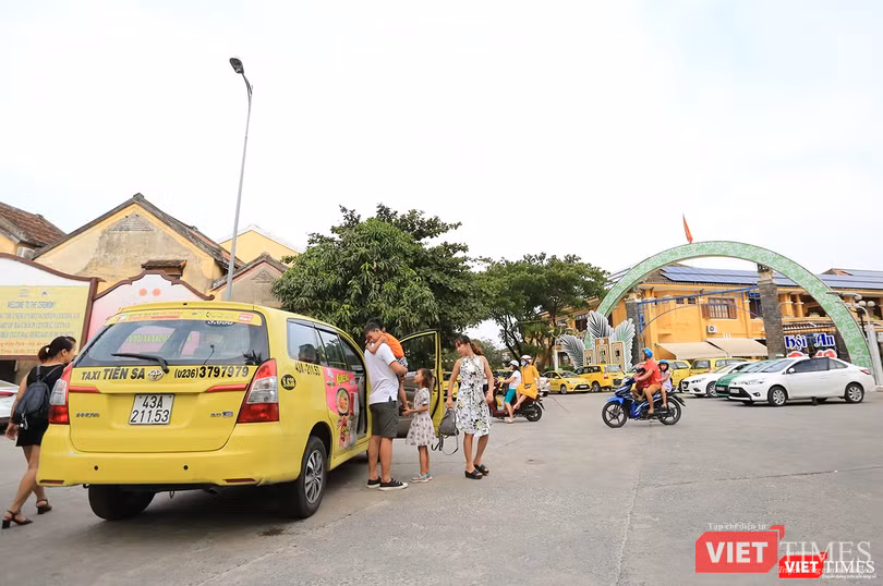 Thiếu chỗ đậu đỗ xe, khu vực Quảng trường Sông Hoài trở thành... bãi đỗ taxi