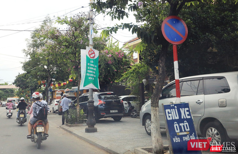 Bãi giữ ô tô trên vỉa hè, bất chấp biển cấm đậu đỗ