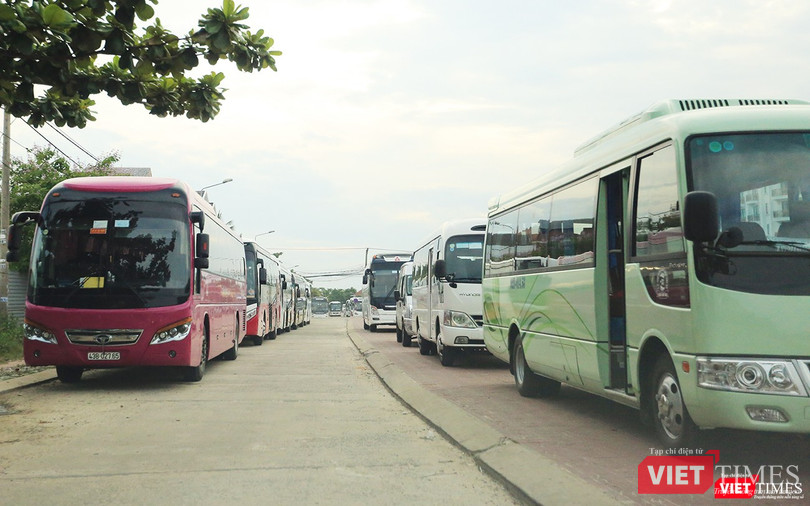 Lên luôn cả vỉa hè