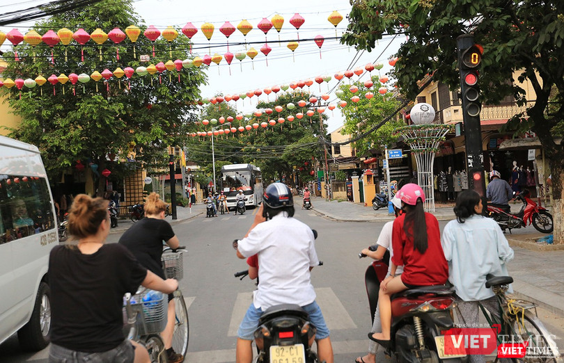 Một góc đô thị Hội An không còn cổ kính, thanh lịch như xưa. Thay vào đó là xô bồ đông đúc