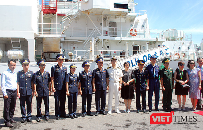 Các bên chụp ảnh lưu niệm nhân chuyến thăm của tàu Echigo tại Đà Nẵng