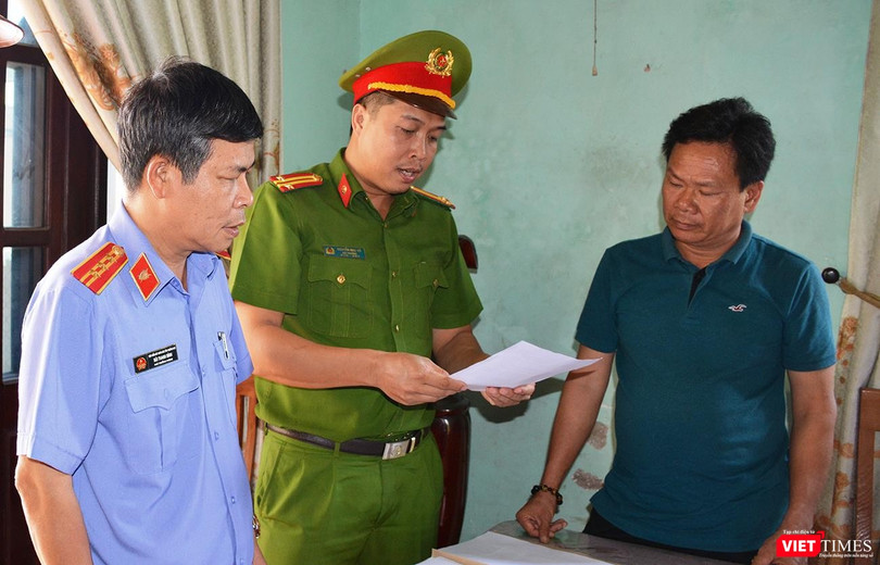 Cơ quan Cảnh sát điều tra Công an Quảng Nam tống đạt quyết định khởi tố vụ án hình sự, khởi tố bị can, bắt tạm giam 4 tháng đối với Lê Tự Trung, nguyên là cán bộ Trung tâm phát triển quỹ đất Điện Bàn (Ảnh Xuân Mai)