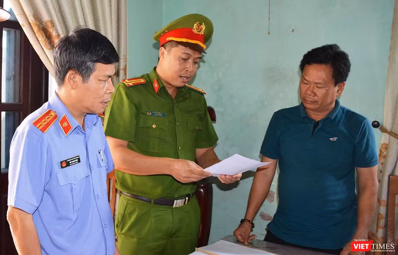 Cơ quan Cảnh sát điều tra Công an Quảng Nam tống đạt quyết định khởi tố vụ án hình sự, khởi tố bị can, bắt tạm giam 4 tháng đối với Lê Tự Trung, nguyên là cán bộ Trung tâm phát triển quỹ đất Điện Bàn (Ảnh Xuân Mai)