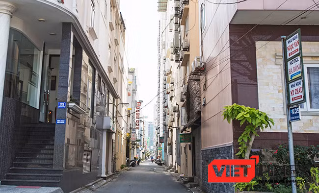 Những khách sạn nhỏ mọc "chi chít" trong một tuyến đường nhỏ ven biển thuộc khu vực phường Phước Mỹ (quận Sơn Trà, Đà Nẵng) được ví như "vết xe đổ" mà TP HCM từng vấp phải.