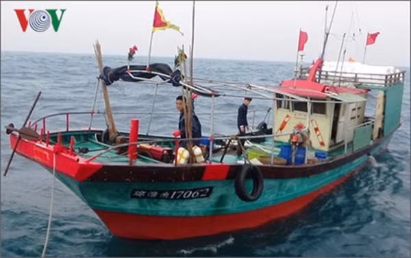 Tàu cá Trung Quốc vi phạm vùng biển Việt Nam bị bắt giữ và xử lý (ảnh VOV)