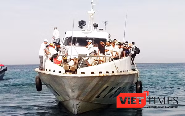 Tàu siêu tốc tuyến Lý Sơn-Sa Kỳ vừa đi vào hoạt động đã chết máy giữa biển khiến cơ quan chức năng phải cứu hộ và lai dắt về bờ