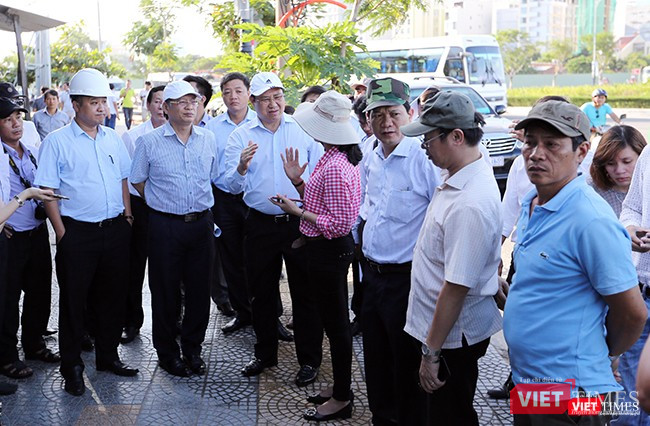 Tại hiện trường kiểm tra công tác chuẩn bị APEC, Chủ tịch UBND TP Đà Nẵng Huỳnh Đức Thơ yêu cầu các ngành, các cấp, các quận huyện vận động các tầng lớp nhân dân cùng chung tay để sự kiện APEC diễn ra thành công