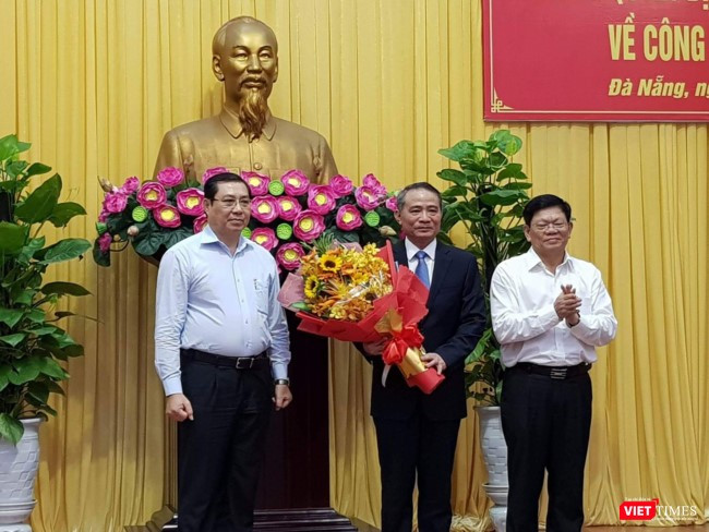 Chủ tịch Huỳnh Đức Thơ và Phó bí thư thường trực Võ Công Trí chúc mừng tân Bí thư Thành ủy Đà Nẵng Trương Quang Nghĩa 
