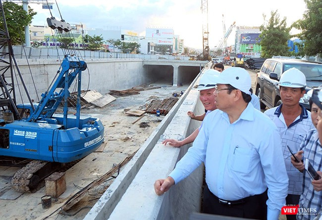 Chủ tịch UBND TP Đà Nẵng Huỳnh Đức Thơ cùng đoàn công tác của UBND TP Đà Nẵng đã có chuyến thị sát, kiểm tra công tác chuẩn bị cho sự kiện Tuần lễ Cấp cao APEC 2017 tại Công trình trọng điểm Nút giao thông hầm chui Nguyễn Tri Phương-Điện Biên Phủ