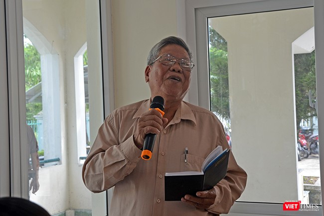 Cử tri Hoàng Đình Cảnh (phường Mỹ An, quận Ngũ Hành Sơn) phát biểu ý kiến với Đoàn đại biểu Quốc hội TP Đà Nẵng tại buổi tiếp xúc cử tri quận Ngũ Hành Sơn diễn ra sáng ngày 5/10. 