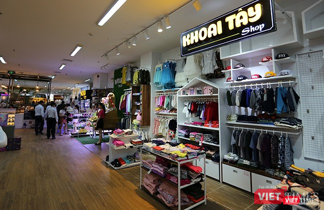 Một góc không gian mua sắm tại Khu phức hợp Thương xá Chợ Hàn- HAN SHOPPING COMPLEX