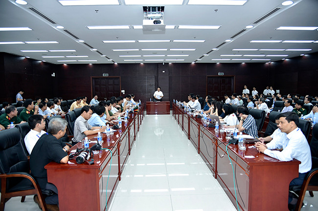 Chủ trì cuộc họp sau chuyến kiểm tra hiện trường