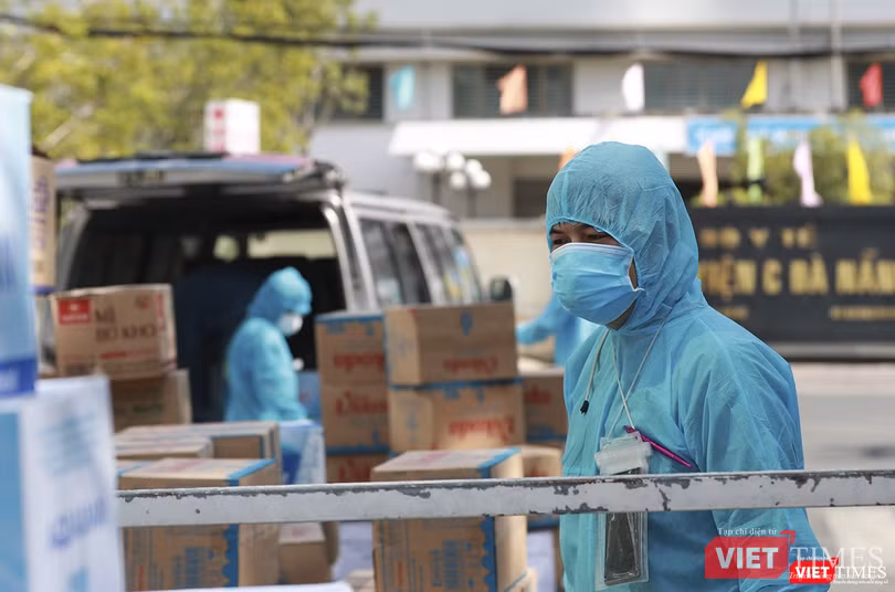 Cán bộ y tế Đà Nẵng làm việc quá tải khi dịch COVID-19 bùng phát tại địa phương