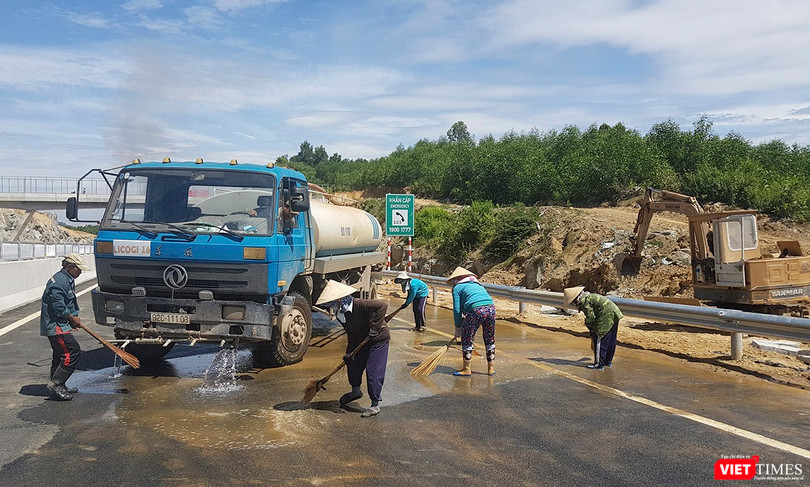 Công nhân đang khẩn trương dọn dẹp vệ sinh mặt đường, hoàn thiện các hạng mục để đưa tuyến cao tốc Đà Nẵng-Quảng Ngãi thông xe vào ngày 2/9 tới