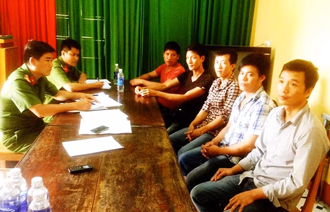 Sáng 30/8, Cơ quan CSĐT Công an tỉnh Quảng Nam cho biết đã có thêm 5 đối tượng liên quan trong vụ phá rừng pơ mu ở khu vực biên giới tỉnh Quảng Nam và Lào ra đầu thú.