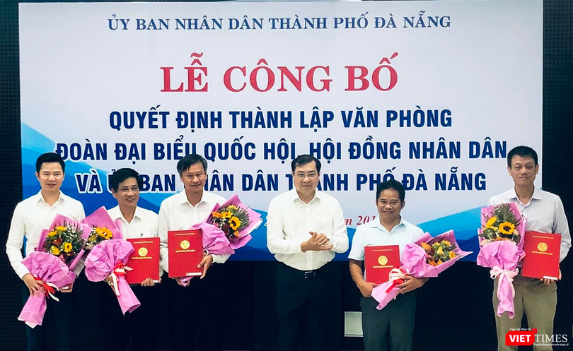 Ông Huỳnh Đức Thơ, Chủ tịch UBND TP Đà Nẵng (đứng giữa), chúc mừng các cá nhân được bổ nhiệm tại Lễ công bố Quyết định thành lập Văn phòng hợp nhất 3 văn phòng