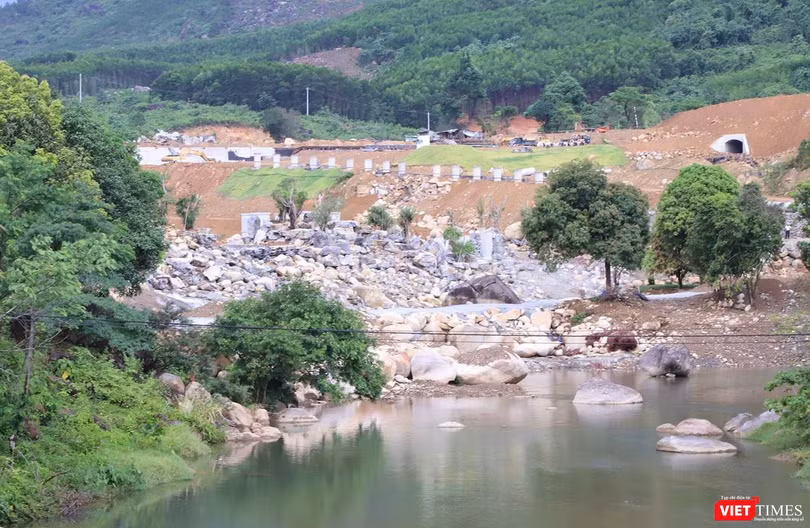 Một đoạn sông Luông Đông chảy qua khu vực dự án mở rộng Công viên suối khoáng nóng núi Thần Tài bị chủ đầu tư lấp chặn dòng
